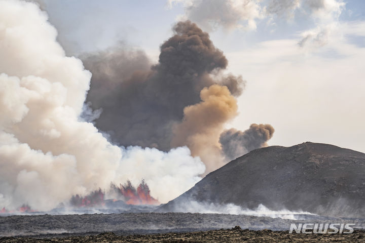 [그린다비크=AP/뉴시스] 29일(현지시각) 아이슬란드 그린다비크에서 화산이 폭발해 용암이 분출되고 있다. 2024.05.30.
