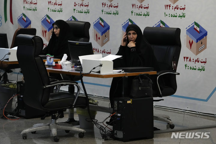 [테헤란=AP/뉴시스] 이란 선거본부 직원들이 지난달 30일(현지시각) 이란 테헤란 내무부에서 대선 후보 등록 업무 중인 모습. 2024.06.27.