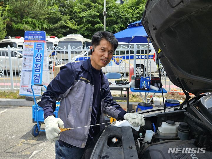 [인천=뉴시스] 차량 무상점검 중인 김정호 ㈜폴리텍자동차서비스 대표