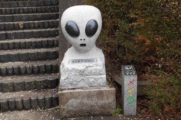 [서울=뉴시스] 후쿠시마의 이이노마치 지역에 있는 외계인을 닮은 동상(사진= X 갈무리) *재판매 및 DB 금지