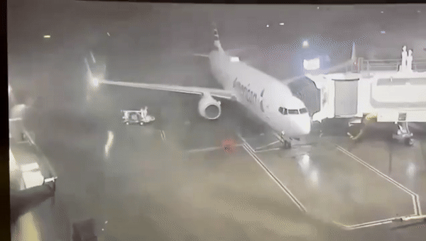 [서울=뉴시스] 미국 텍사스주 댈러스에 있는 포트워스 국제공항에서 대기 중이던 여객기가 돌풍으로 인해 움직이는 영상이 공개돼 화제가 됐다(사진= X 갈무리) *재판매 및 DB 금지