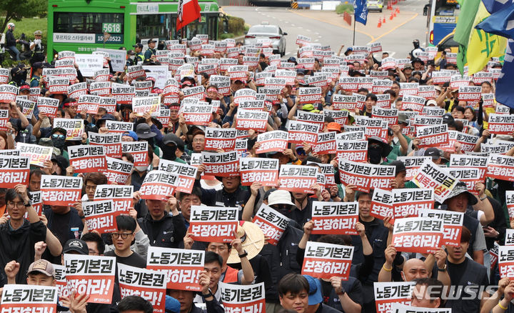 [서울=뉴시스] 고승민 기자 = 민주노총 회원들이 지난 5월 30일 서울 여의도 국회 앞에서 22대 국회를 향해 노조법 개정과 5인미만 사업장 근로기준법 적용 등을 주장하며 노동기본권 결의대회를 열고 구호를 외치고 있다. 2024.05.30. kkssmm99@newsis.com