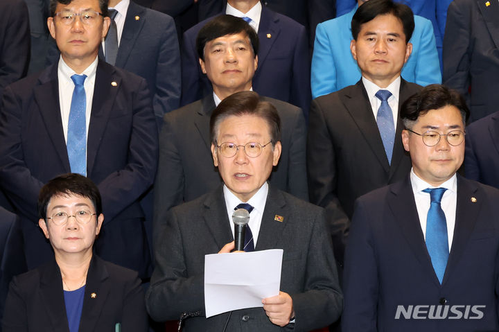 [서울=뉴시스] 조성우 기자 = 이재명 더불어민주당 대표가 제22대 국회 임기 시작일인 30일 오후 서울 여의도 국회 로텐더홀에서 열린 의원총회에서 발언하고 있다. 2024.05.30. xconfind@newsis.com