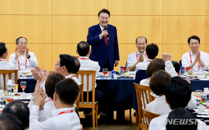 [충남=뉴시스] 전신 기자 = 윤석열 대통령이 30일 충남에서 열린 제22대 국민의힘 국회의원 워크숍에서 인사말을 하고 있다. (대통령실통신사진기자단) 2024.05.30. photo1006@newsis.com