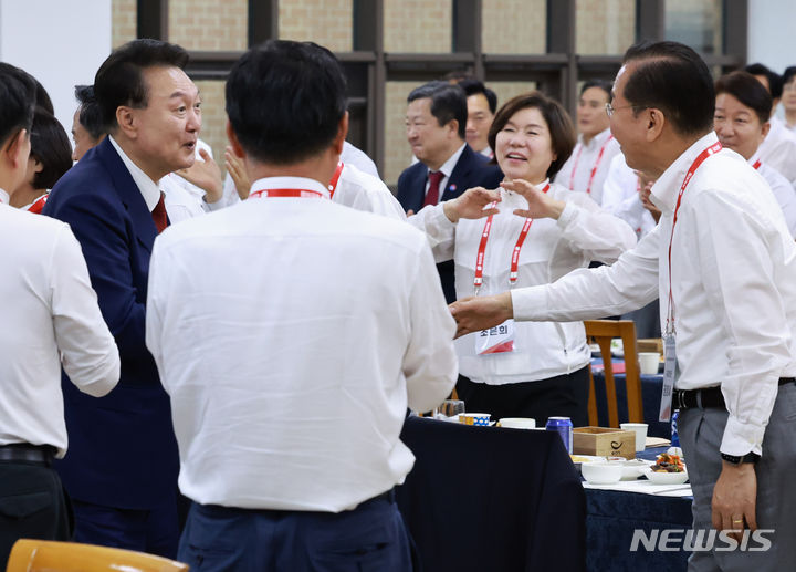 [천안=뉴시스] 전신 기자 = 윤석열 대통령이 30일 충남 천안 재능교육연수원에서 열린 제22대 국민의힘 국회의원 워크숍에 입장하며 의원들과 인사하고 있다. (대통령실통신사진기자단) 2024.05.30. photo1006@newsis.com