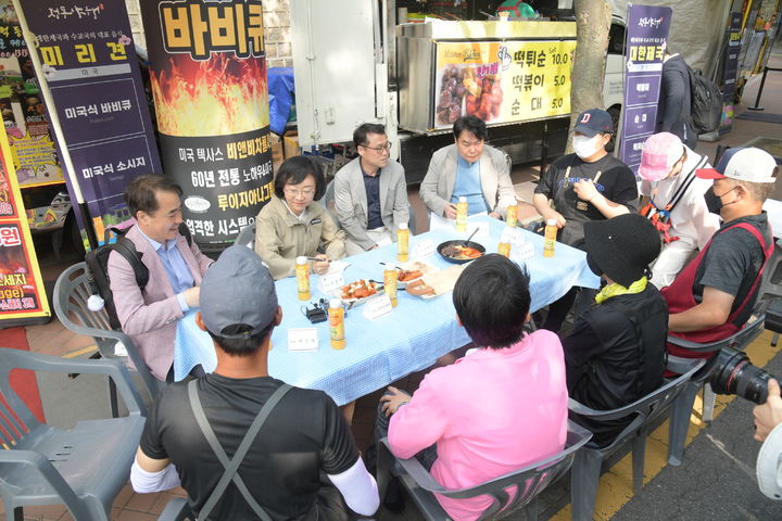 [서울=뉴시스] 2일 식품의약품안전처는 오유경 식품의약품안전처장이 푸드트럭 등 식품 분야의 규제혁신 주요 성과를 공유하고 현장의 목소리를 청취하기 위해 지난달 24일 서우루 중구 '정동 야행' 행사장 내 푸드트럭을 방문했다고 밝혔다. (사진=식약처 제공) 2024.05.31. photo@newsis.com *재판매 및 DB 금지