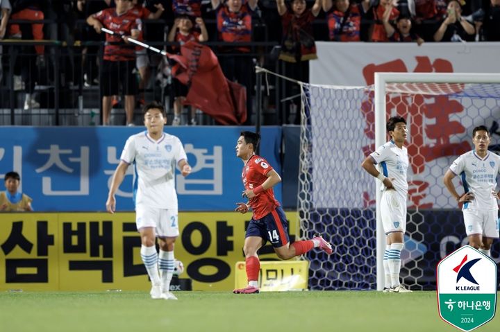 [서울=뉴시스] 프로축구 K리그1 김천 상무 강현묵이 포항 스틸러스와의 '하나은행 K리그1 2024' 16라운드에서 선제골을 넣었다. (사진=한국프로축구연맹 제공) *재판매 및 DB 금지