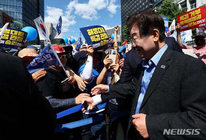 [서울=뉴시스] 김근수 기자 = 이재명 더불어민주당 대표가 1일 서울 중구 서울역 인근에서 열린 더불어민주당 '해병대원 특검법, 국민이 승리한다' 윤석열정권 규탄 및 해병대원 특검법 관철을 위한 범국민 대회에서 참석자들과 인사를 나누고 있다. 2024.06.01. ks@newsis.com