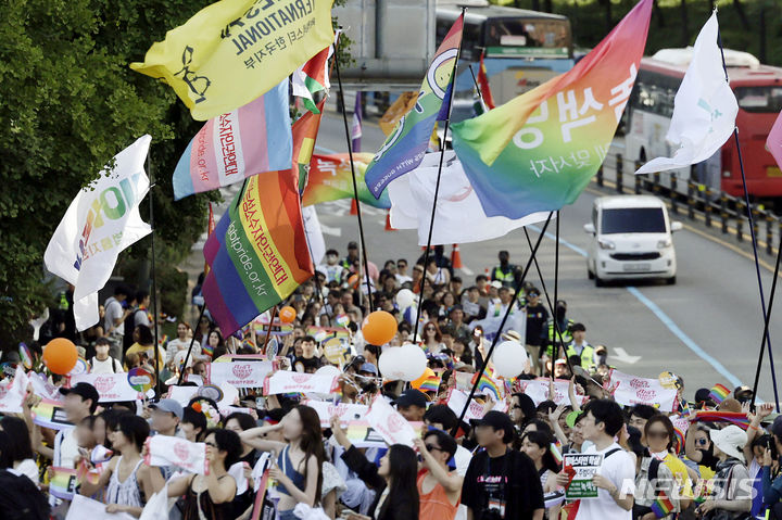 [서울=뉴시스] 최동준 기자 = 1일 서울 명동성당 인근에서 서울퀴어퍼레이드 참가자들이 행진하고 있는 모습. 기사 내용과는 무관. 2024.06.01. photocdj@newsis.com