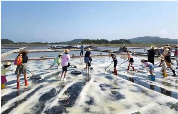 [서울=뉴시스] 사진은 신안 증도 소금밭 체험. 2024.06.02. (사진=해양수산부 제공) photo@newsis.com *재판매 및 DB 금지