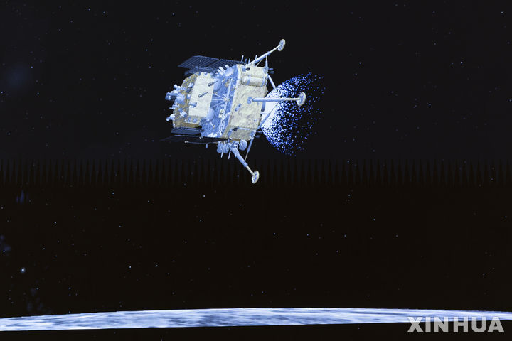 [베이징=신화/뉴시스]베이징 항공우주 관제센터(BACC)에서 비디오 애니메이션으로 구현한 달 탐사선 '창어 6호'의 모습. 창어 6호는 2일(현지시각) 달 뒷면의 거대 분화구인 '에이트켄 분지'에 착륙하는 데 성공했다. 2024.6.2.