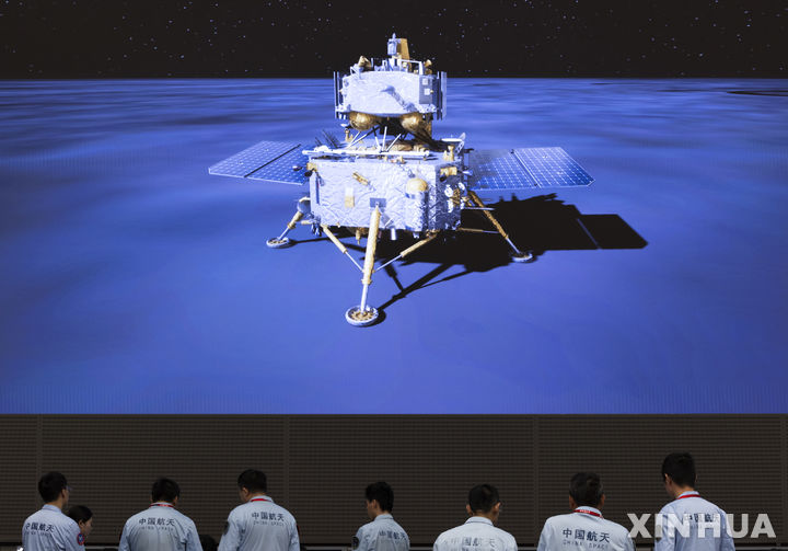 [베이징=신화/뉴시스] 중국의 달 탐사선 ‘창어 6호’가 4일 세계 최초로 달 뒷면에서 샘플 채취에 성공했다. 사진은 지난 2일 중국 베이징 국가우주국(CNSA) 본부에서 연구인원들이 창어-6호 착륙 영상을 보고 있는 모습. 2024.06.04