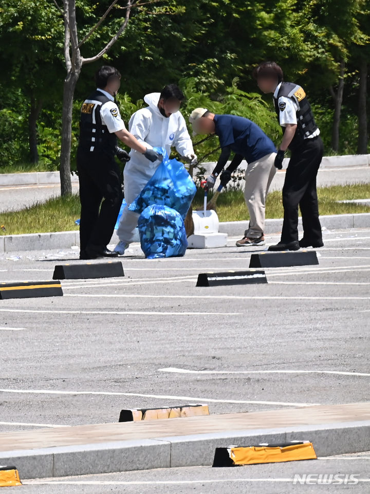 [시흥=뉴시스] 김종택 기자 = 2일 경기도 시흥시 한 쇼핑몰 주차장에서 북한이 보낸 것으로 추정되는 대남 오물 풍선 잔해물을 관계자들이 수거하고 있다. 앞서 북한은 지난달 28일 밤부터 29일 새벽에도 풍선에 오물 등을 담아 남쪽으로 보냈다. 2024.06.02. jtk@newsis.com