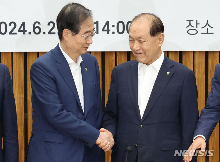 [서울=뉴시스] 권창회 기자 = 한덕수 국무총리와 황우여 국민의힘 비상대책위원장이 2일 오후 서울 여의도 국회에서 열린 제17차 고위당정협의회에서 손을 맞잡고 있다. 2024.06.02. kch0523@newsis.com