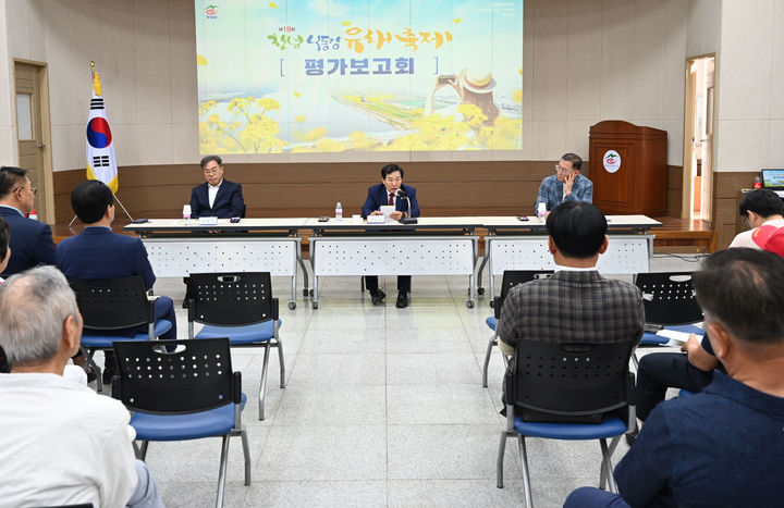 [창녕=뉴시스] 제19회 창녕낙동강유채축제 평가보고회를 하고 있다. (사진=창녕군 제공) 2024.06.03. photo@newsis.com *재판매 및 DB 금지