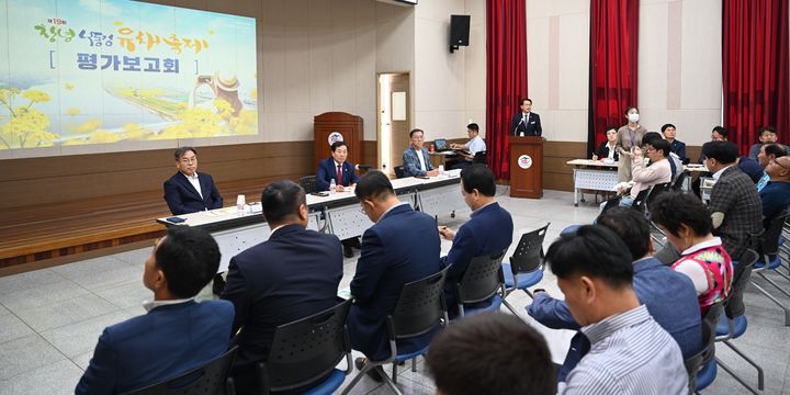 [창녕=뉴시스] 제19회 창녕낙동강유채축제 평가보고회를 하고 있다. (사진=창녕군 제공) 2024.06.03. photo@newsis.com *재판매 및 DB 금지