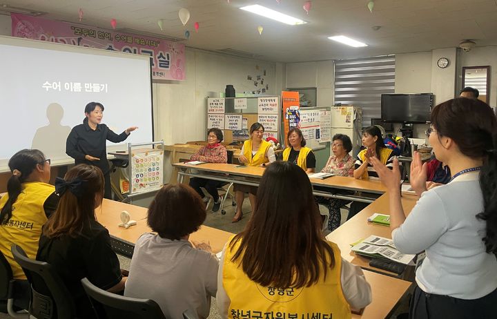 [창녕=뉴시스] 세상의 소리를 손으로 담다! 공모 선정사업 프로그램을 진행하고 있다. (사진=창녕군 제공) 2024.06.03. photo@newsis.com *재판매 및 DB 금지