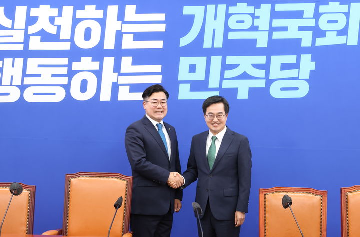 [수원=뉴시스] 김동연 경기도지사가 3일 오전 서울 여의도 국회에서 더불어민주당 박찬대 원내대표와 기념촬영을 하고 있다. (사진=경기도 제공) 2024.06.03. photo@newsis.com *재판매 및 DB 금지