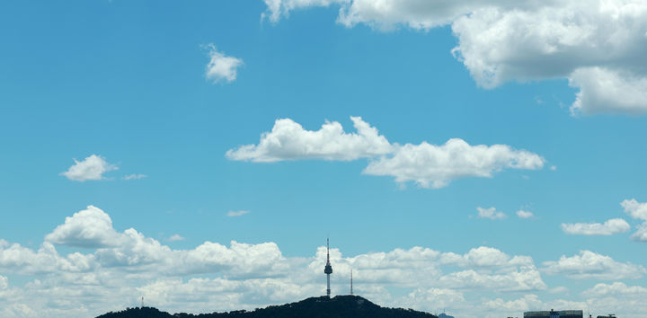 [서울=뉴시스] 고범준 기자 = 지난달 말부터 전국 대부분 지역에서 미세먼지 없는 화창한 날씨가 이어지고 있는 것은 북쪽에서 내려온 차고 건조한 공기 덕분이란 분석이 나왔다. 사진은 지난달 28일 오후 서울 종로구 성균관대학교에서 바라본 하늘. 2024.05.28. bjko@newsis.com *재판매 및 DB 금지