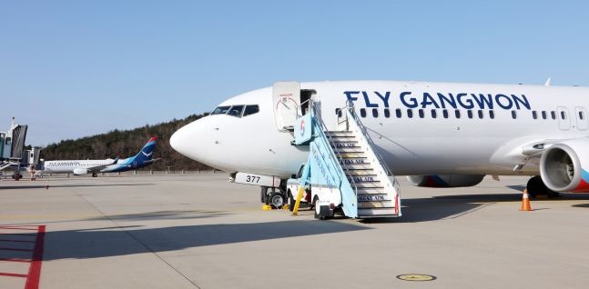 [서울=뉴시스]강원도 양양국제공항 주기장에 플라이강원 2호기(B737-800)가 도착했다. (사진=플라이강원) 2024.06.03 photo@newsis.com *재판매 및 DB 금지