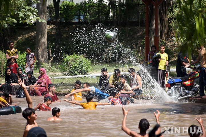 [라호르=신화/뉴시스] 2일(현지시각) 파키스탄 라호르의 한 운하에서 사람들이 물놀이를 하며 무더위를 식히고 있다. 최근 폭염으로 인도에서 45명이 숨진 가운데 이웃 나라 파키스탄에도 불볕더위가 이어지고 있다. 2024.06.03.