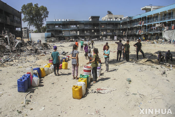 [자발리야=신화/뉴시스] 지난 2일(현지시각) 가자지구 북부 자발리야 난민 캠프의 한 학교 안에서 팔레스타인 난민들이 식수 배급 차량이 도착하길 기다리고 있다. 2024.06.04.