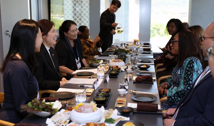 [서울=뉴시스] 장미란 문화체육관광부 제2차관이 3일 서울 종로구의 한 식당에서 2024 한-아프리카 관광포럼 주요 참석자 및 연사와 오찬을 하고 있다. (사진=산업통상자원부 제공) 2024.06.03. photo@newsis.com *재판매 및 DB 금지