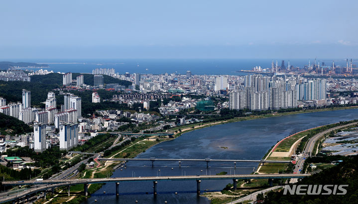 [경주=뉴시스] 이무열 기자 = 윤석열 대통령이 3일 오전 경북 포항시 영일만 앞바다에 140억 배럴에 달하는 석유와 가스가 매장돼 있을 가능성이 높다고 발표했다.사진은 3일 경북 경주시 강동면 형산에서 바라본 포항 영일만 앞바다 수평선의 모습. lmy@newsis.com