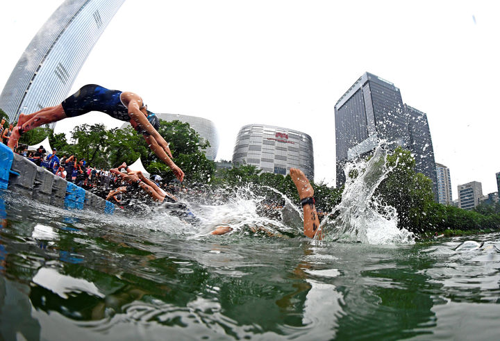 '2023 롯데 아쿠아슬론' 참가자들이 석촌호수로 뛰어들고 있다.(사진=롯데물산 제공) *재판매 및 DB 금지