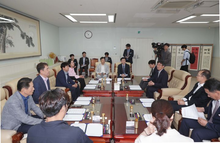 [울산=뉴시스] 천창수 울산시교육감이 4일 울산시교육청 접견실에서 지역기업 대표와 만나 직업계고 학생들의 취업 활성화와 지역 정착 확대 방안을 모색하고 있다. *재판매 및 DB 금지