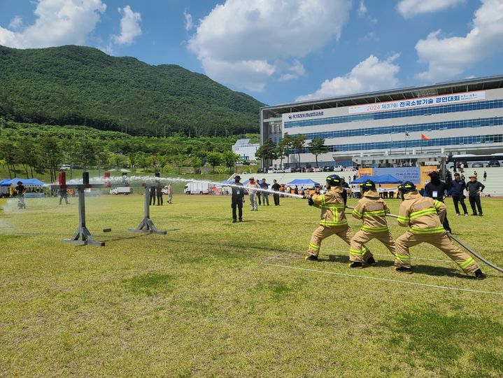 [태안=뉴시스] 지난 6월3일 공주 중앙소방학교에서 열린 전국소방기술경연대회에서 4인조법을 선보이고 있는 모습. (사진은 기사와 직접 관련 없습니다) 2025.06.04. *재판매 및 DB 금지