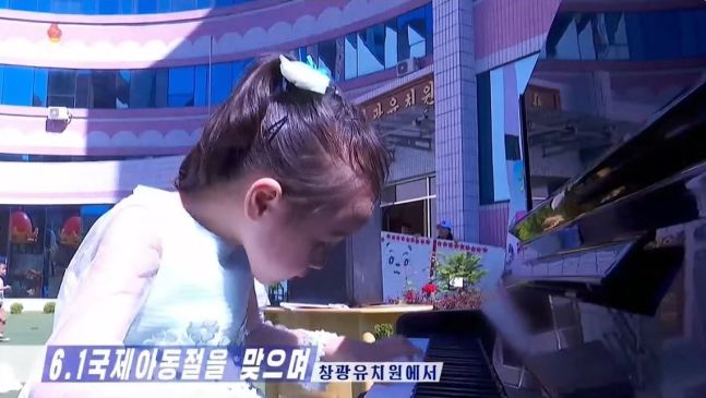 [서울=뉴시스]북한 평양의 창광유치원 어린이가 팔이 비치는 옷을 입고 있다. (사진=조선중앙TV 캡처)