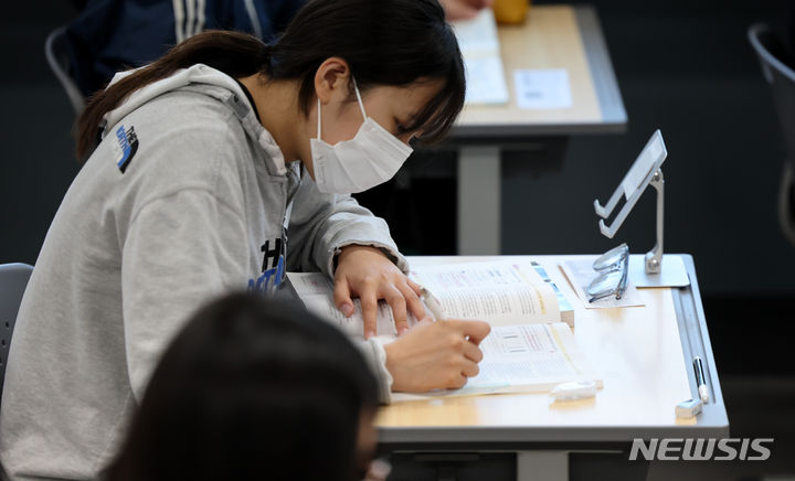 [대구=뉴시스] 이무열 기자 = 2025학년도 대학수학능력시험 6월 모의평가가 실시된 4일 오전 대구 수성구 대구남산고등학교에서 고3 수험생들이 시험 시작 전 공부를 하고 있다. 2024.06.04. lmy@newsis.com