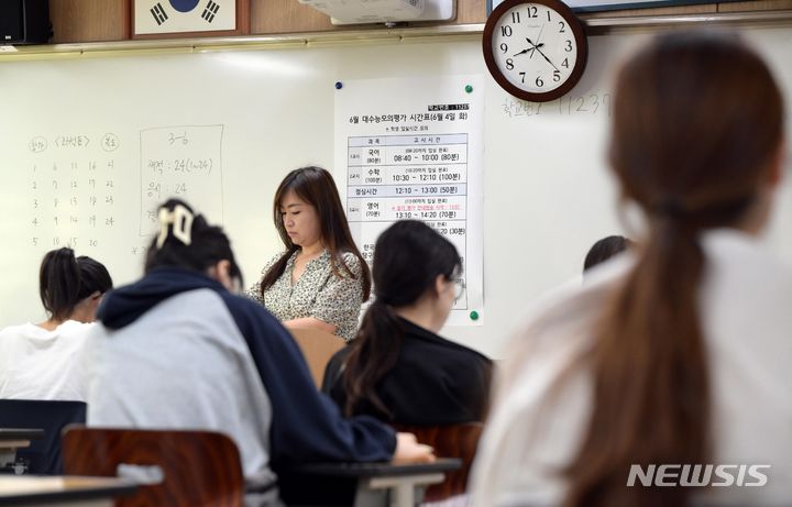 [서울=뉴시스] 사진공동취재단 = 2025학년도 대학수학능력시험 6월 모의평가가 실시된 4일 서울 여의도여자고등학교에서 고등학교 3학년 수험생들이 1교시 국어 영역 시험 시작을 기다리고 있다. 2024.06.04. photo@newsis.com