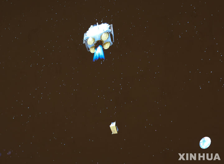 [베이징=신화/뉴시스] 중국의 달 탐사선 ‘창어 6호’가 4일 세계 최초로 달 뒷면에서 샘플 채취에 성공했다. 사진은 이날 베이징 국가우주국(CNSA) 본부 스크린에 나타난 영상으로 달 샘플 채취한 창어 6호 상승선이 궤도로 올라가는 모습. 2024.06.04