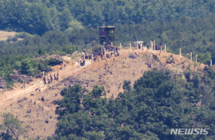 [파주=뉴시스] 정병혁 기자 = 국무회의에서 '9·19 남북군사합의' 전체 효력을 정지하는 방안을 심의했다. 한 총리는 "이러한 조치는 우리 법이 규정하는 절차에 따른 합법적인 것"이라며 효력 정지가 되면 "군사분계선 일대의 군사훈련이 가능해진다"고 말했다. 4일 경기 파주시 오두산통일전망대에서 바라본 북한의 한 초소에서 북한군이 진지 공사를 하고있다. 2024.06.04. jhope@newsis.com