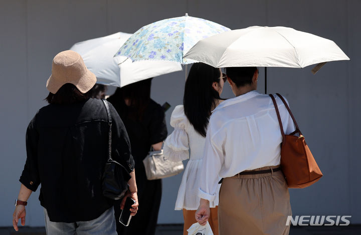 '무더위에 따가운 햇볕, 양산은 필수' :: 공감언론 뉴시스통신사