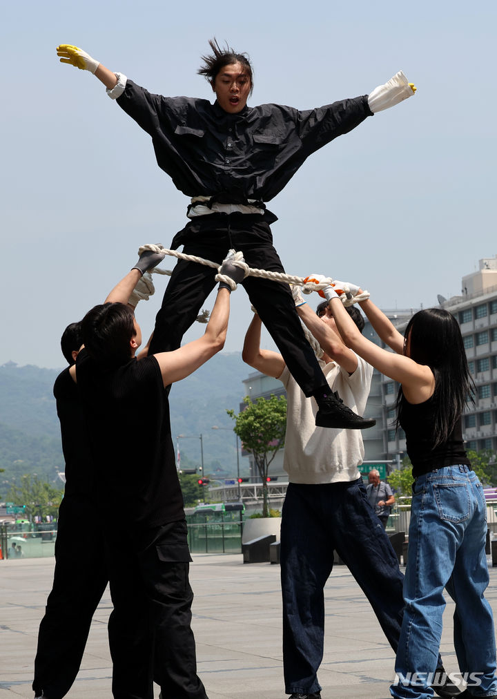 [서울=뉴시스] 이영환 기자 = 5일 오전 서울 종로구 광화문광장에서 무용수와 시민들이 야생동물 게릴라 퍼포먼스 '공생'을 진행하고 있다.  녹색연합은 환경의 날을 맞아 자연의 권리 퍼포먼스 '공생'을 진행하며 우리나라의 많은 보호지역과 동식물들이 법인격을 부여받고 우리와 함께 안전하게 살아갈 수 있는 토대를 마련하자는 메시지를 담고 있다고 전했다. 2024.06.05. 20hwan@newsis.com