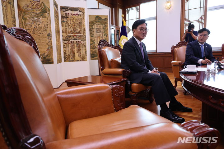 [서울=뉴시스] 조성우 기자 = 우원식 국회의장과 박찬대 더불어민주당 원내대표가 5일 오후 서울 여의도 국회의장 집무실에서 열린 여야 원내대표 회동에서 대화를 하고 있다. 추경호 국민의힘 원내대표는 불참했다. 2024.06.05. xconfind@newsis.com