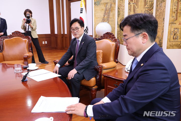 [서울=뉴시스] 조성우 기자 = 우원식 국회의장과 박찬대 더불어민주당 원내대표가 5일 오후 서울 여의도 국회의장 집무실에서 열린 여야 원내대표 회동에서 대화를 하고 있다. 추경호 국민의힘 원내대표는 불참했다. 2024.06.05. xconfind@newsis.com