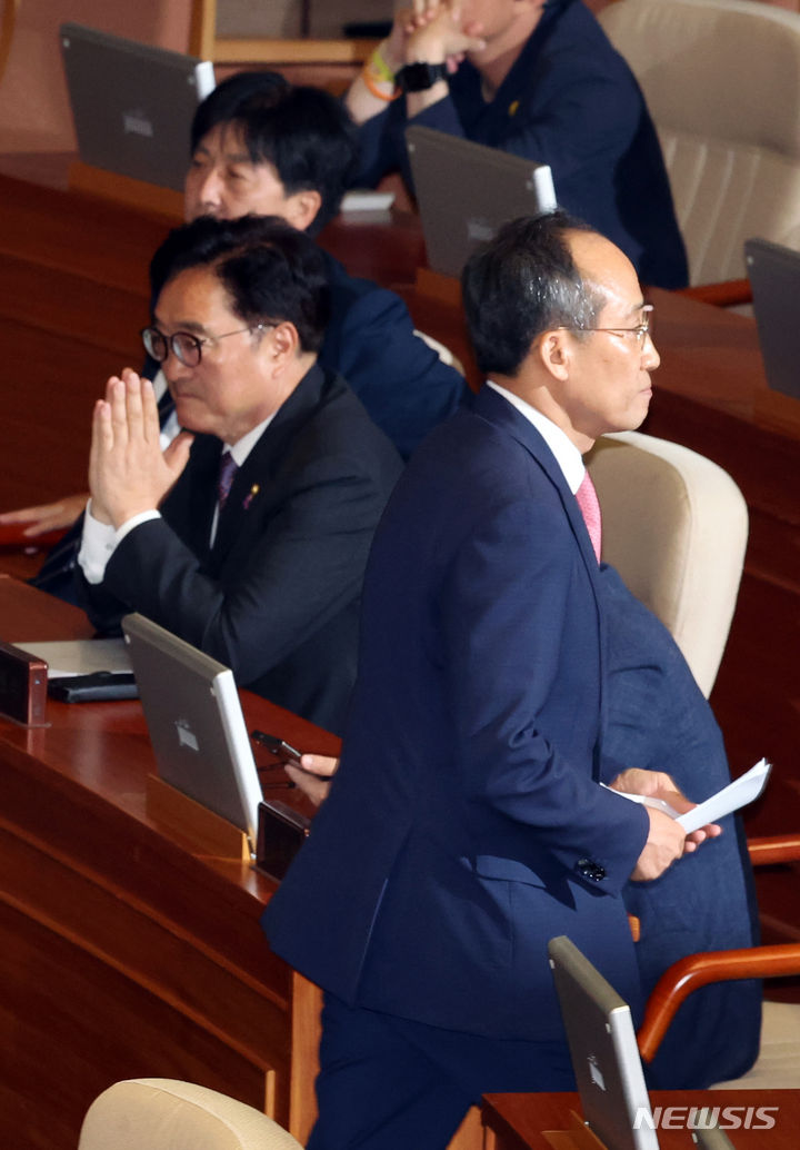 [서울=뉴시스] 고승민 기자 = 추경호 국민의힘 원내대표가 5일 서울 여의도 국회에서 열린 제415회국회(임시회)에서 의사진행 발언을 마친 후 우원식 국회의장 후보의 옆으로 지나며 퇴장하고 있다. 2024.06.05. kkssmm99@newsis.com