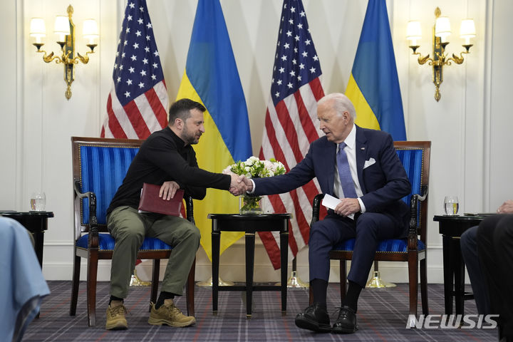 Biden tells Zelensky, “I’m very sorry for the delay in additional help”… First Apology :: Compassionate News Media Center ::