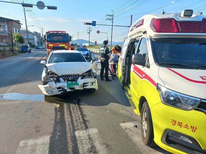 [구미=뉴시스] 6일 오후 5시39분께 경북 구미시 고아읍 항곡리의 한 도로에서 아반떼 차량이 신호대기 중인 카니발 차량의 후미를 들이받았다. (사진=경북소방본부 제공) 2024.06.07. photo@newsis.com  *재판매 및 DB 금지