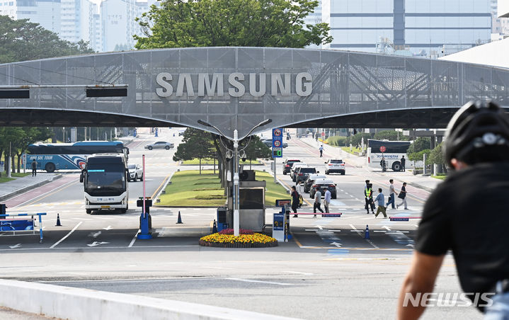 삼전 2.96% 상승 마감…SK하닉 0.4%↓[핫스탁](종합)