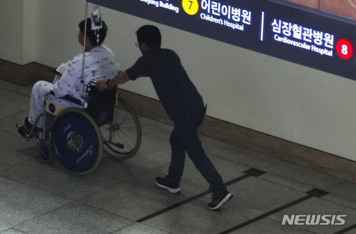 [서울=뉴시스] 정병혁 기자 = 9일 서울의 한 대학병원에서 환자가 이동하고 있다. 대한의사협회가 총파업 투표 결과를 토대로 '집단 휴진' 계획을 발표할 예정이다. 집단 휴진을 묻는 투표가 투표율 54.8%로 역대 최고치를 기록했다. 유효 투표 인원 12만 9200여 명 중 7만 800명이 참여했다. 2024.06.09. jhope@newsis.com