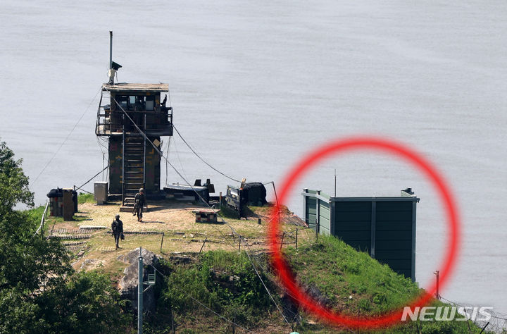 [파주=뉴시스] 홍효식 기자 = 정부가 북한의 대남 오물 풍선 재살포에 대응하기 위해 대북 확성기를 설치하고 방송을 실시하기로 결정한 9일 경기도 파주시 오두산통일전망대에서 바라본 한국 측 초소 오른쪽으로 대북 확성기 관련 군사 시설물이 보이고 있다. 2024.06.09. yesphoto@newsis.com