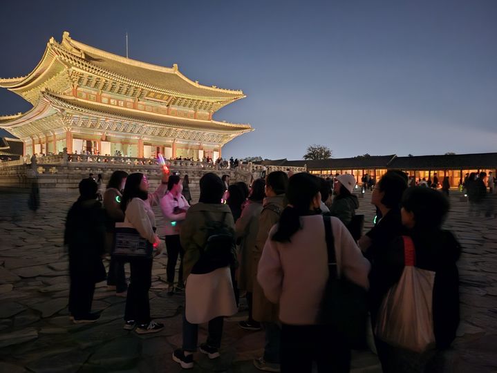 [서울=뉴시스] 2023년 10월 국가유산 달빛산책 '조선 궁궐의 목재와 석재 이야기' 현장 답사 (사진=국가유산청 제공) 2024.06.10. photo@newsis.com *재판매 및 DB 금지