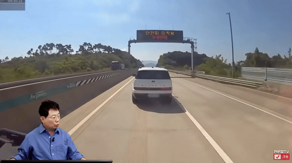 [서울=뉴시스] 고속도로에서 자율주행모드를 켜놓고 잠에 든 운전자로 인해 위험한 상황이 발생할 뻔했다는 사연이 공개됐다. (사진= 유튜브 채널 한문철TV 캡처) *재판매 및 DB 금지