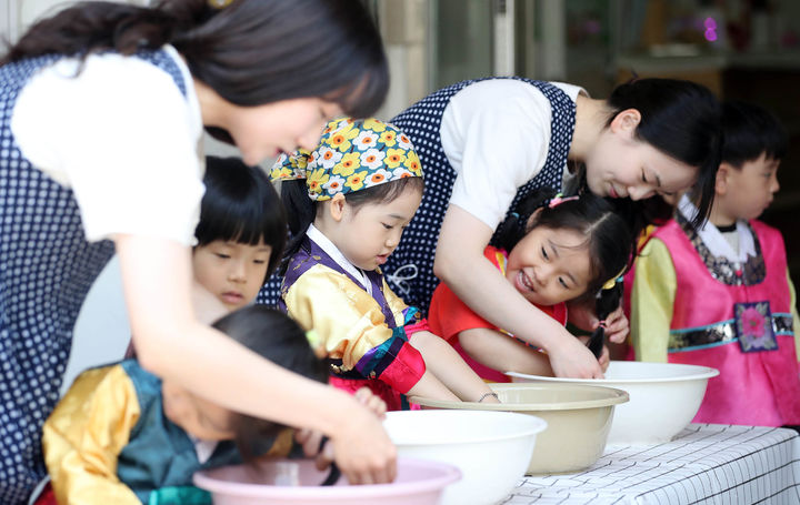 [광주=뉴시스] 단오인 10일 광주 북구청직장어린이집에서 아이들이 창포물에 머리를 감으며 전통문화를 체험하고 있다. (사진 = 광주 북구 제공) 2024.06.10. photo@newsis.com *재판매 및 DB 금지