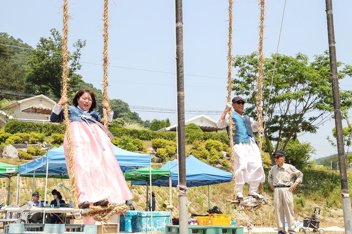 [뉴시스앵글]'주민 화합, 풍년 기원' 충주 수주마을 단오절